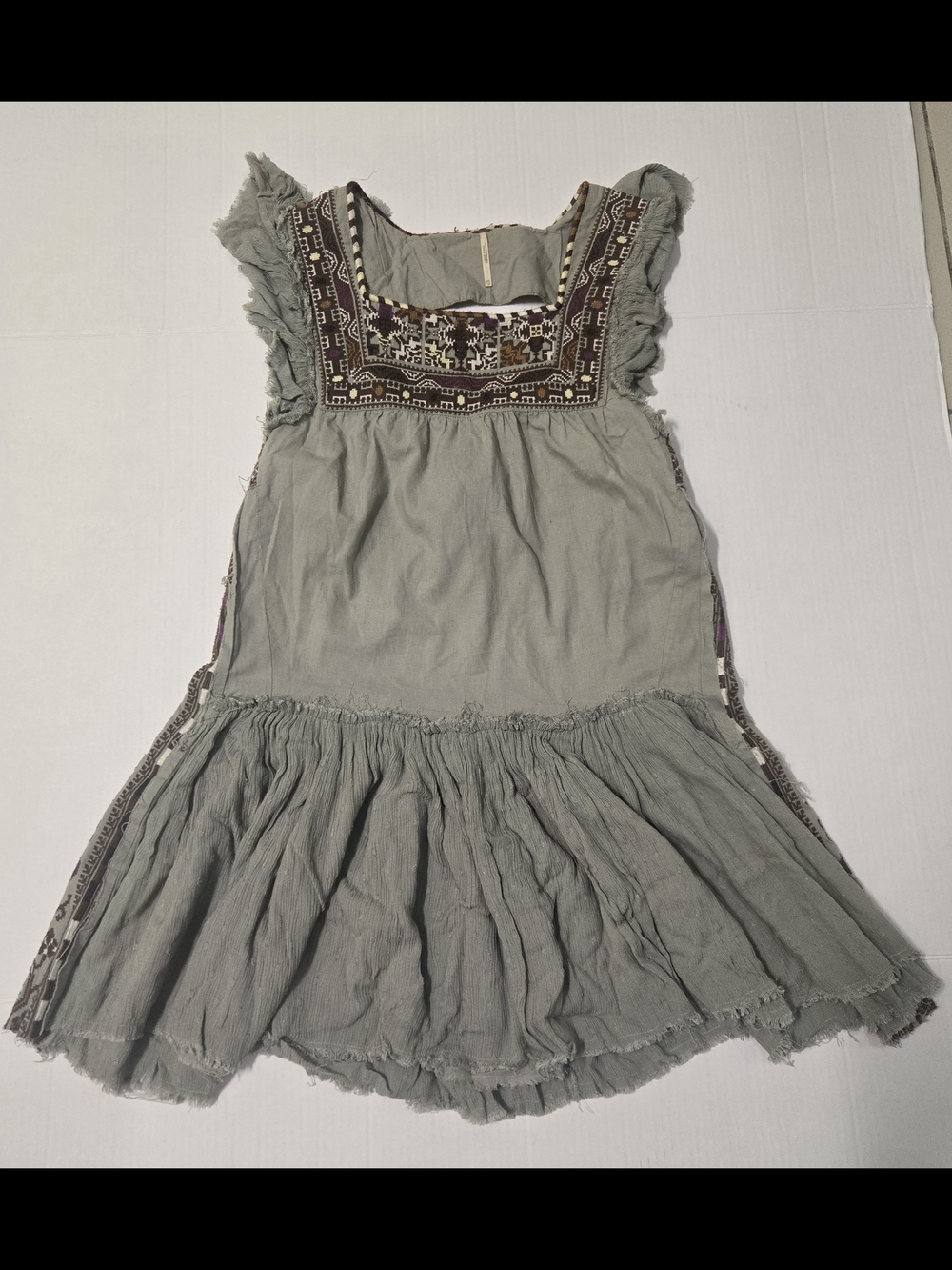 Fabrique En Inde Xs Sage Green Embroidered Flutter-Sleeve Casual Dress